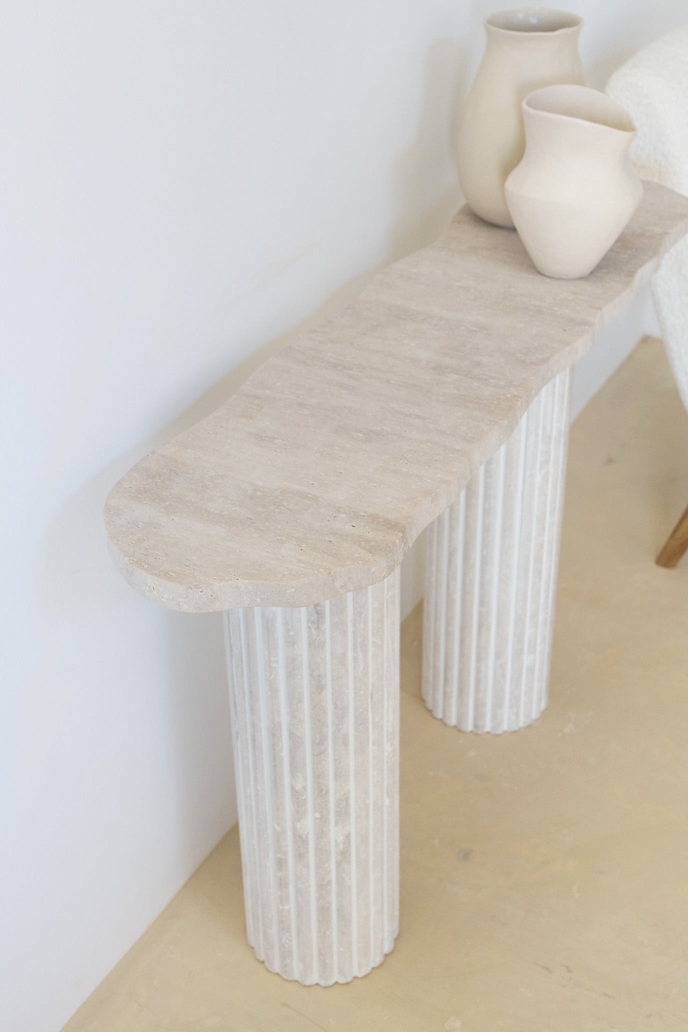 Console en Travertin avec Pieds Striés
