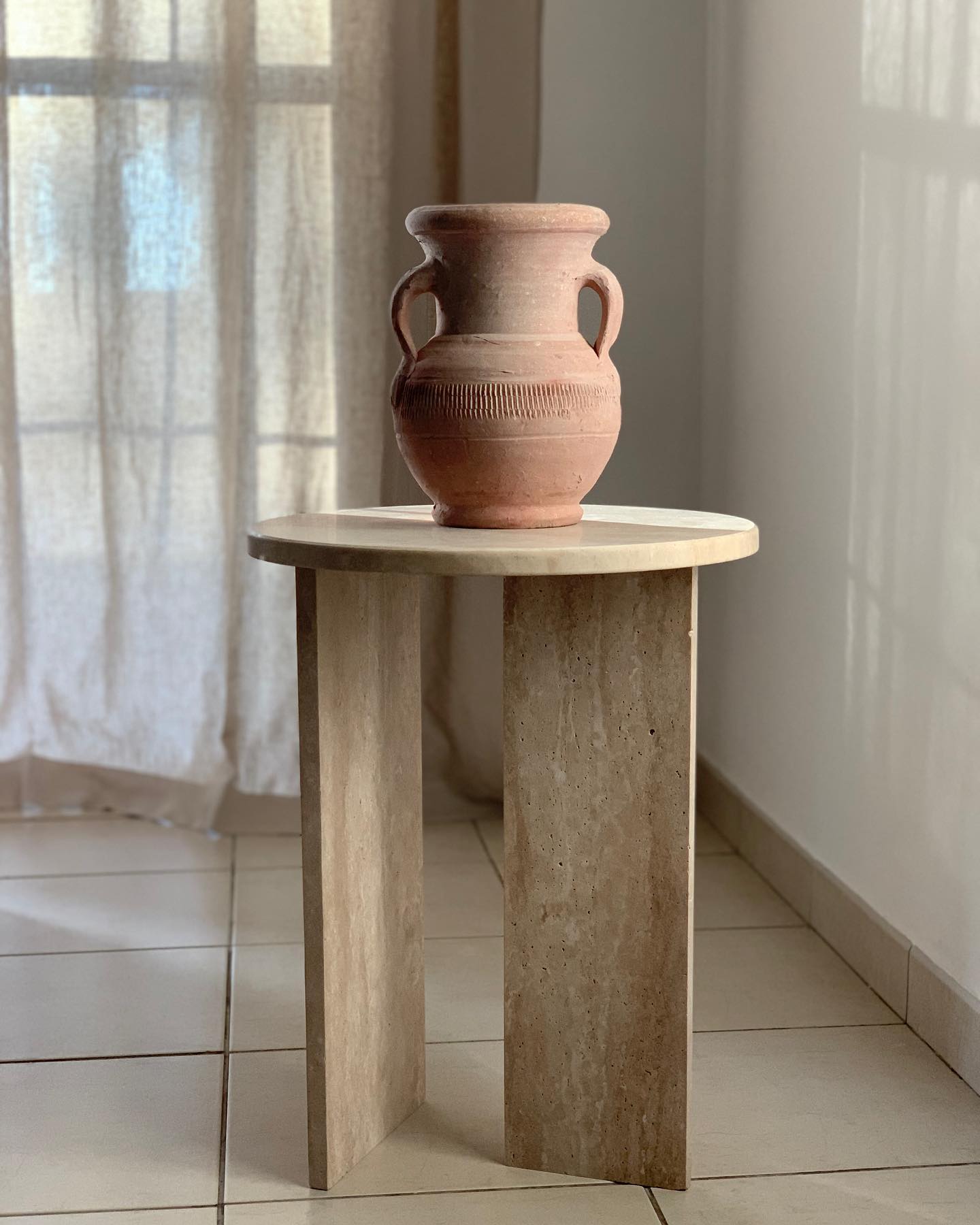 Table d’appoint en travertin Delos