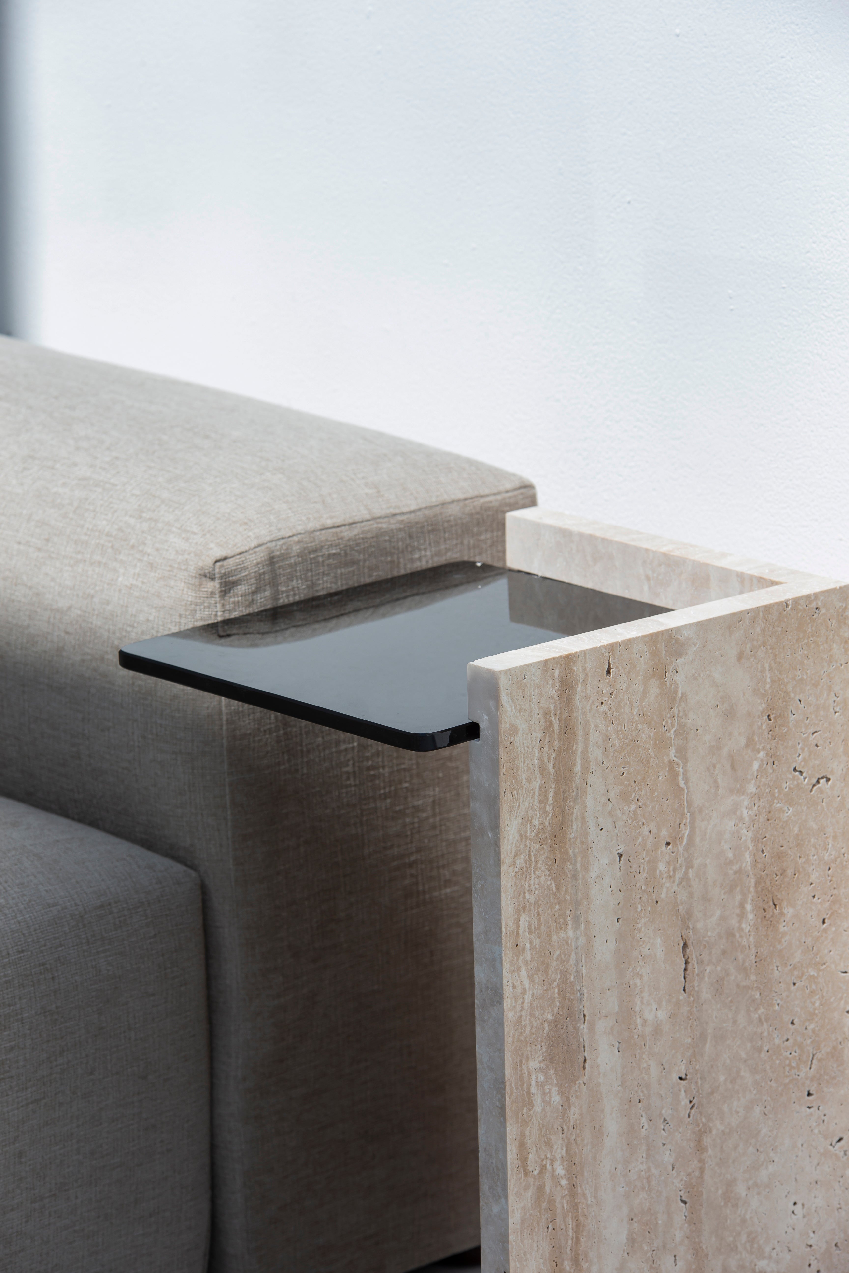 Table d’appoint Anise en travertin avec plateau en verre