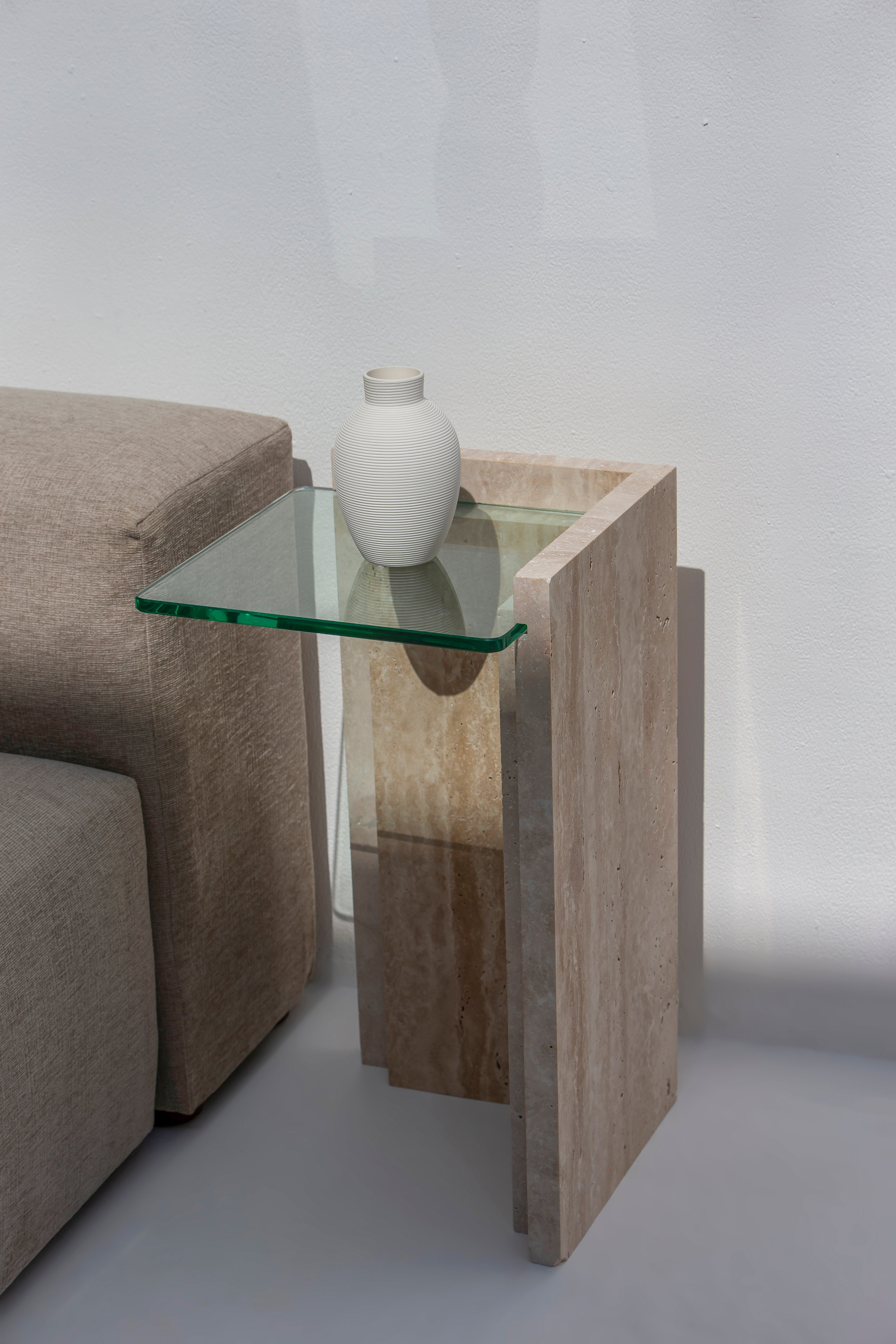 Table d’appoint Anise en travertin avec plateau en verre