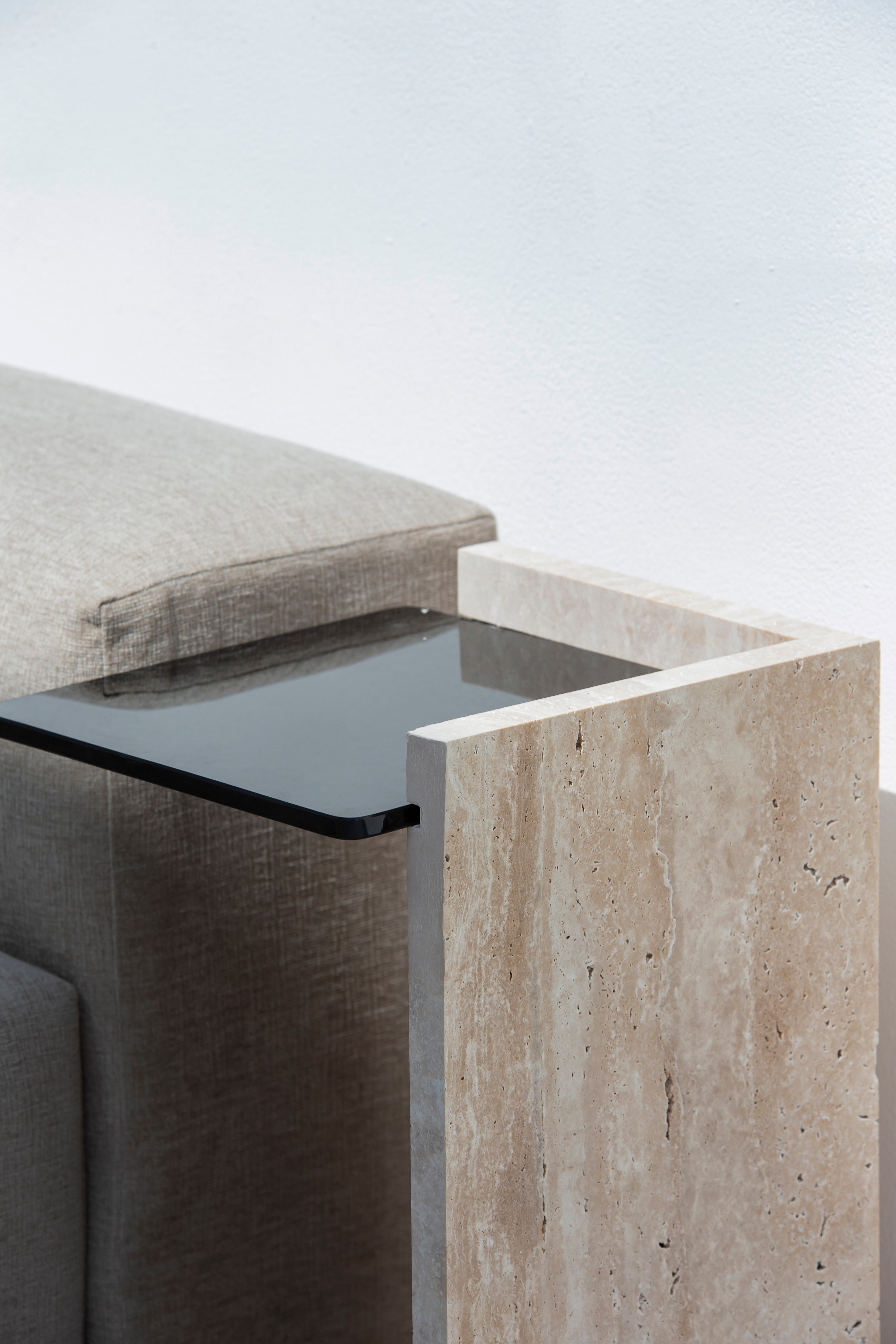 Table d’appoint Anise en travertin avec plateau en verre