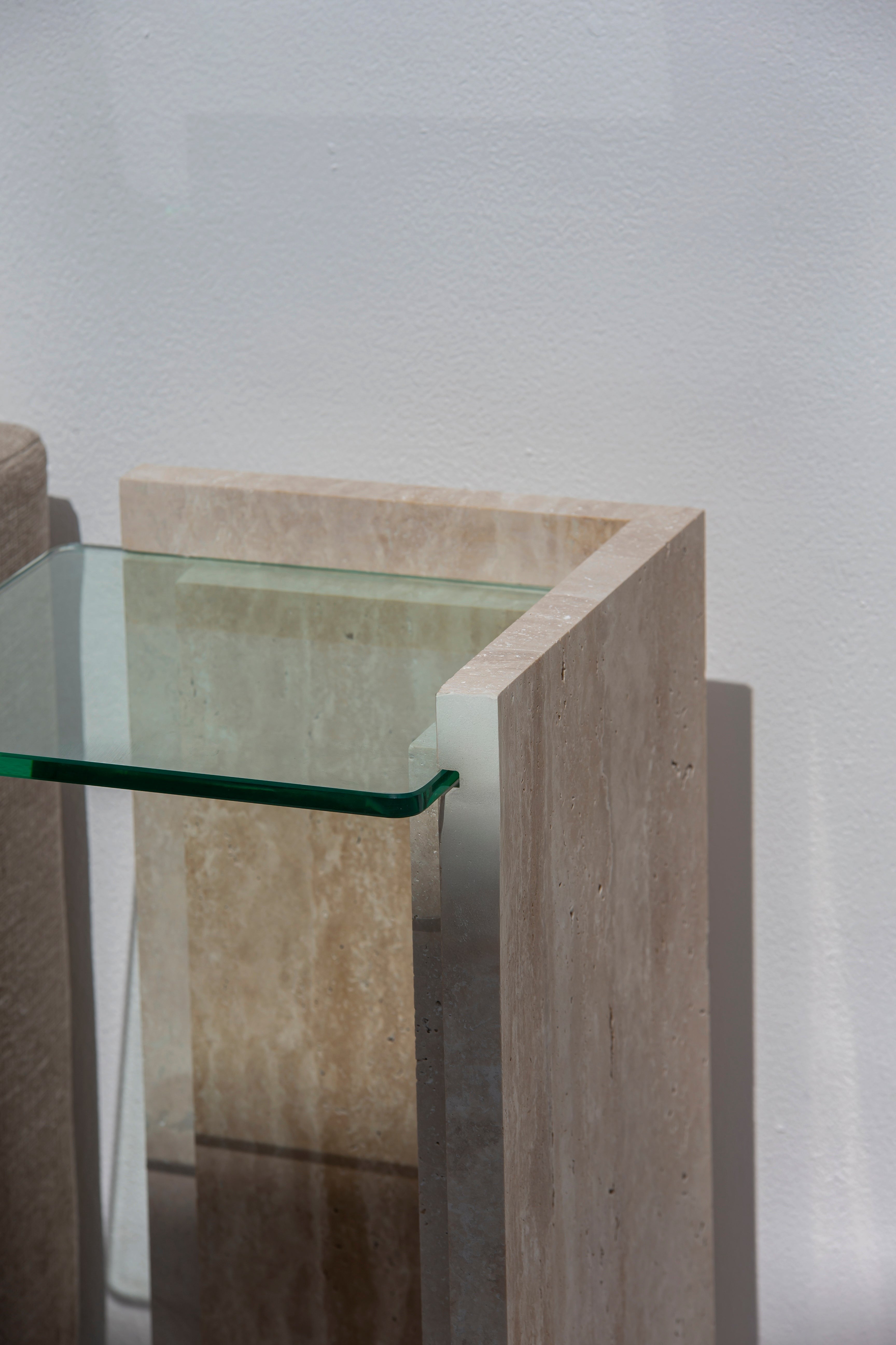Table d’appoint Anise en travertin avec plateau en verre