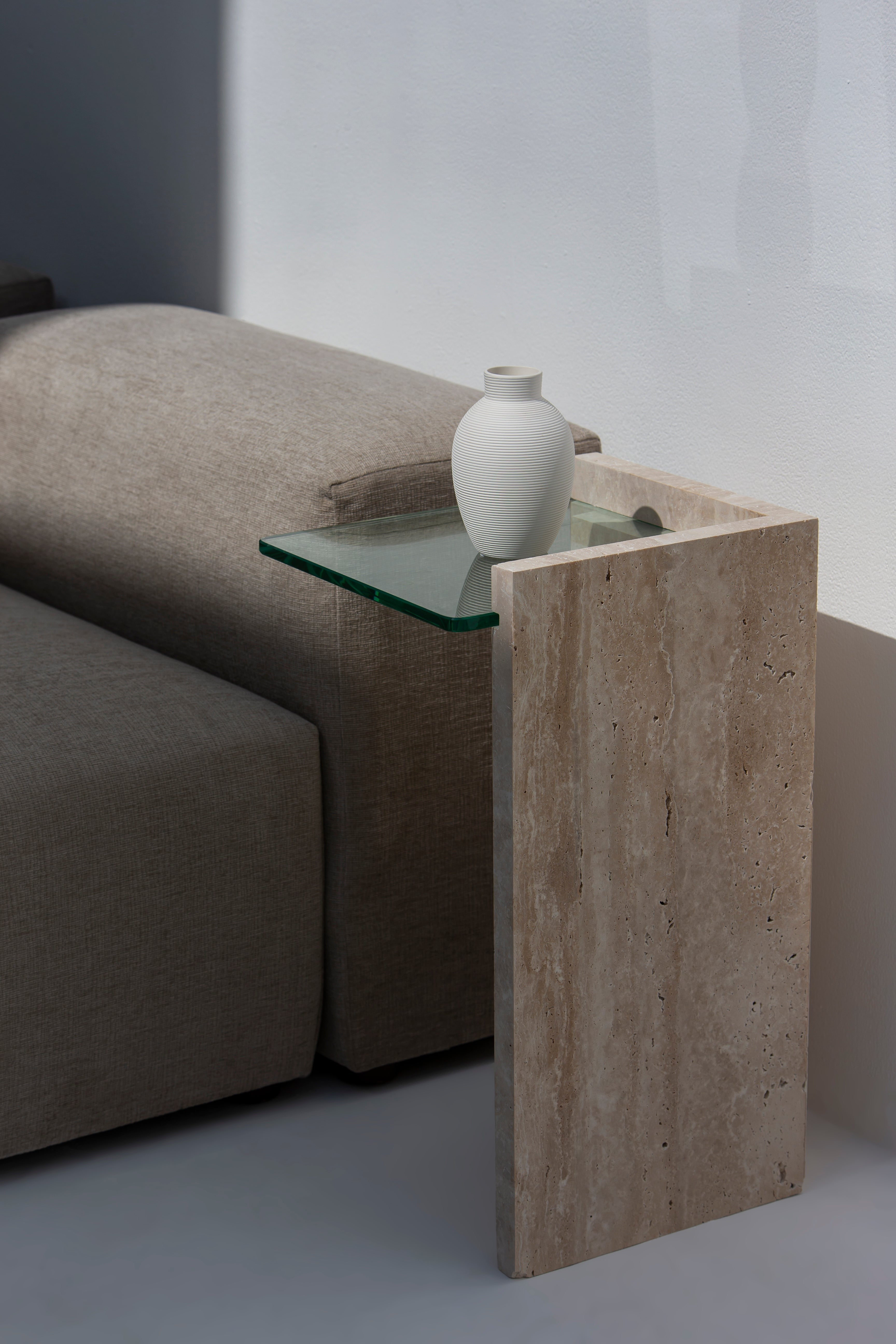 Table d’appoint Anise en travertin avec plateau en verre